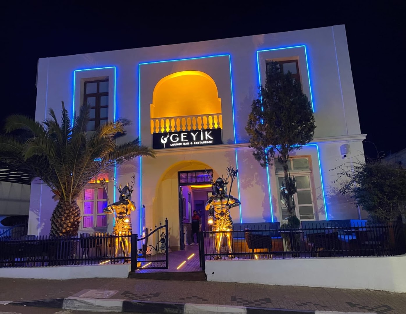 Geyik Restaurant'ın gece aydınlatmalı beyaz konak cephesi, Girne