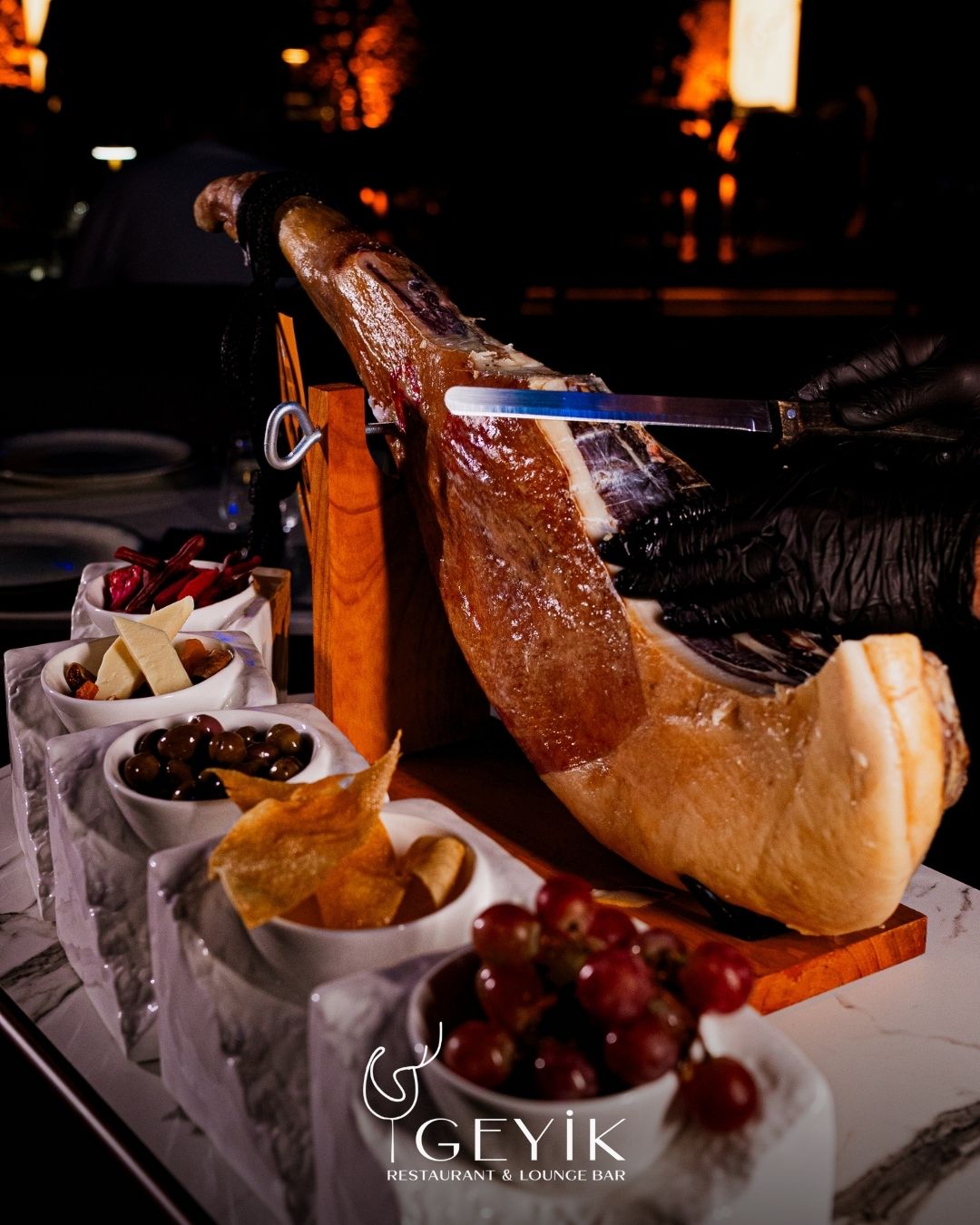 Jamón kesim standı; zeytin, peynir ve üzümle