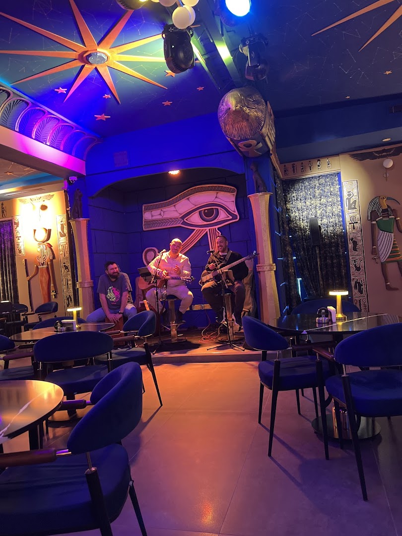 İç salonda canlı akustik trio ve lacivert koltuklar