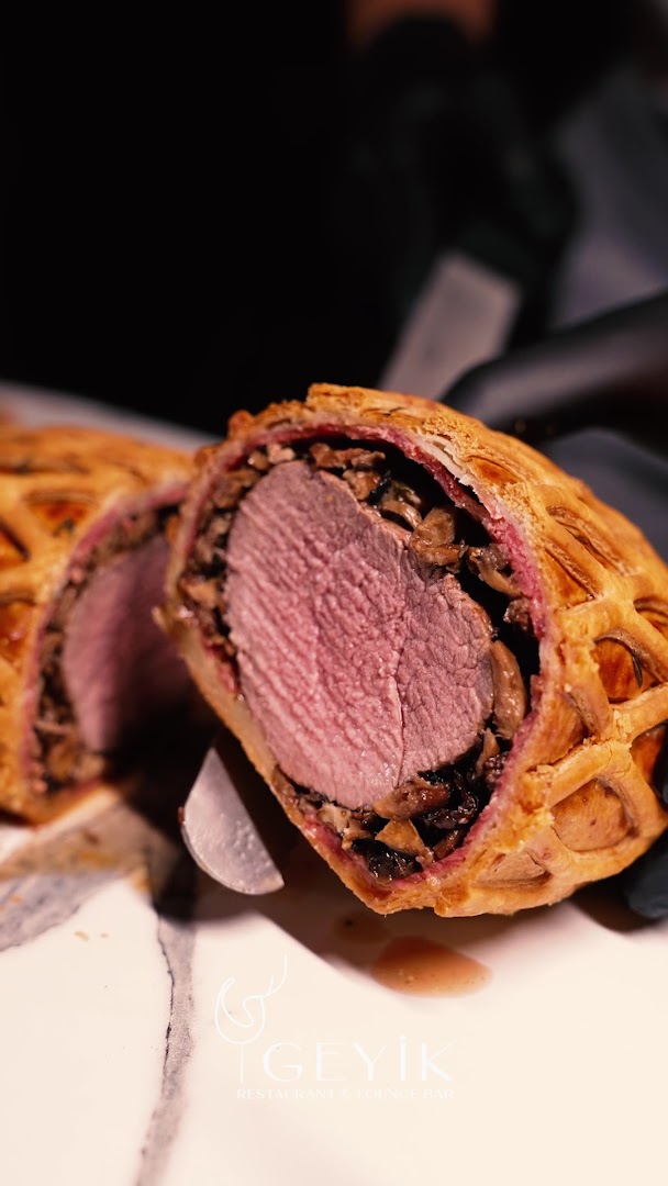 Dilimlenmiş beef wellington, mermer zemin üzerinde